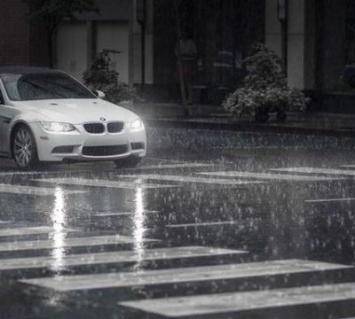 Lái xe hơi dưới mưa bão – những cảnh báo tài xế nên biết
