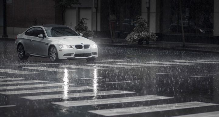 Lái xe hơi dưới mưa bão – những cảnh báo tài xế nên biết